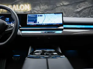 BMW 520i M Sport Steptronic *ICONIC GLOW*Sitzbelüftung*Head-Up*21"Felgen*Werksgarantie*Harman/Kardon