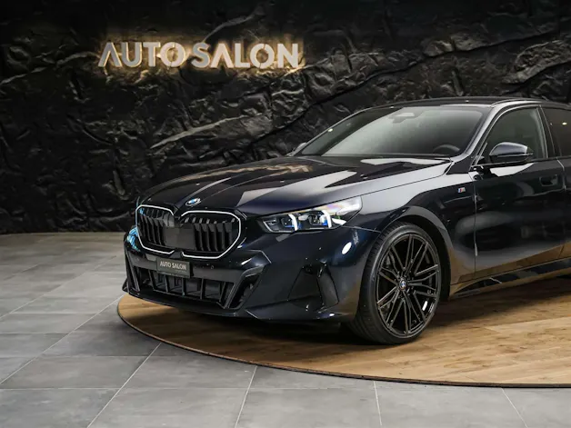 BMW 520i M Sport Steptronic *ICONIC GLOW*Sitzbelüftung*Head-Up*21"Felgen*Werksgarantie*Harman/Kardon