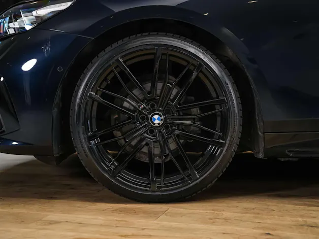 BMW 520i M Sport Steptronic *ICONIC GLOW*Sitzbelüftung*Head-Up*21"Felgen*Werksgarantie*Harman/Kardon