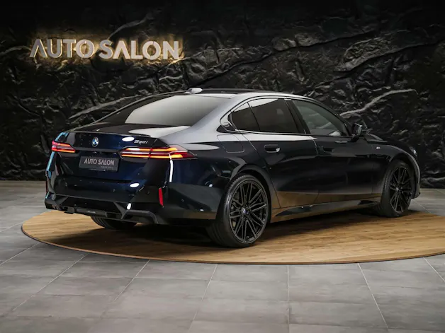BMW 520i M Sport Steptronic *ICONIC GLOW*Sitzbelüftung*Head-Up*21"Felgen*Werksgarantie*Harman/Kardon