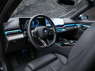 BMW 520i M Sport Steptronic *ICONIC GLOW*Sitzbelüftung*Head-Up*21"Felgen*Werksgarantie*Harman/Kardon