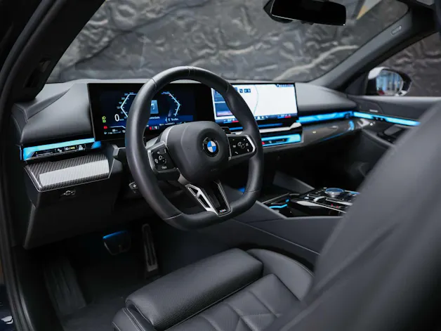 BMW 520i M Sport Steptronic *ICONIC GLOW*Sitzbelüftung*Head-Up*21"Felgen*Werksgarantie*Harman/Kardon