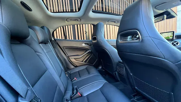 MERCEDES-BENZ GLA 250 URBAN 4MATIC 7G-DCT l 211 PS