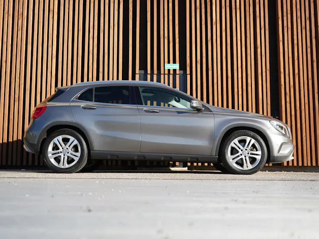 MERCEDES-BENZ GLA 250 URBAN 4MATIC 7G-DCT l 211 PS