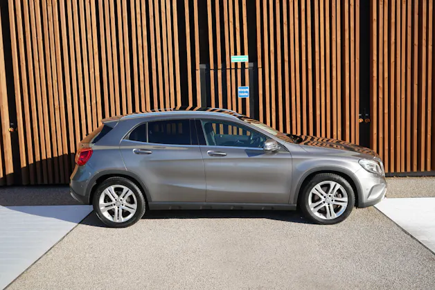 MERCEDES-BENZ GLA 250 URBAN 4MATIC 7G-DCT l 211 PS