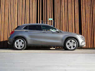 MERCEDES-BENZ GLA 250 URBAN 4MATIC 7G-DCT l 211 PS