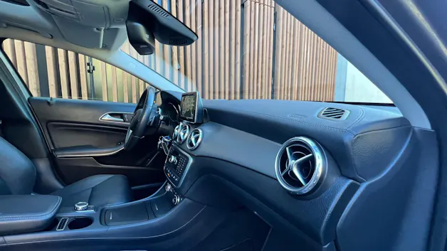 MERCEDES-BENZ GLA 250 URBAN 4MATIC 7G-DCT l 211 PS