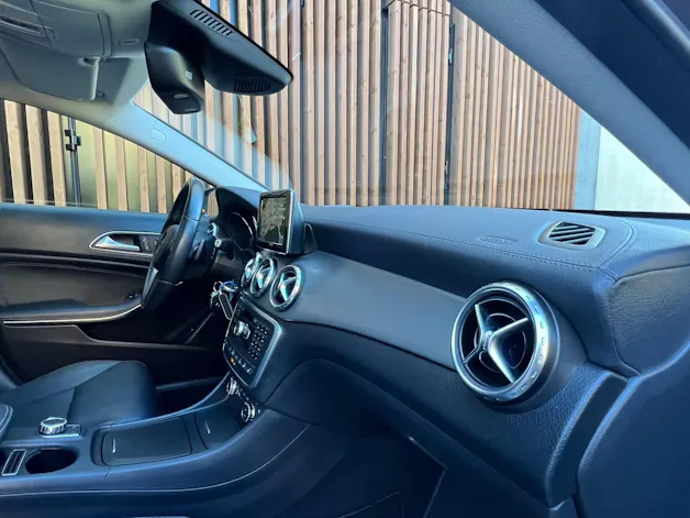 MERCEDES-BENZ GLA 250 URBAN 4MATIC 7G-DCT l 211 PS