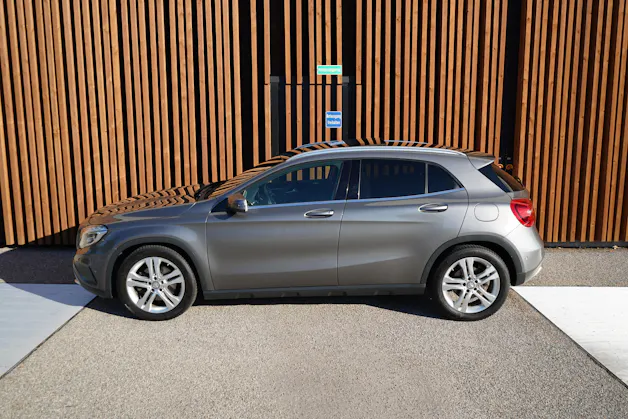 MERCEDES-BENZ GLA 250 URBAN 4MATIC 7G-DCT l 211 PS