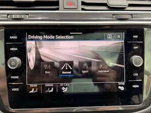 VW Tiguan Allspace R-LINE 4MOTION BLACK STYLE *** PANORAMAGLASDACH, 7-SITZER & ANHÄNGEKUPPLUNG***