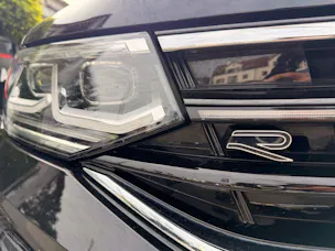 VW Tiguan Allspace R-LINE 4MOTION BLACK STYLE *** PANORAMAGLASDACH, 7-SITZER & ANHÄNGEKUPPLUNG***