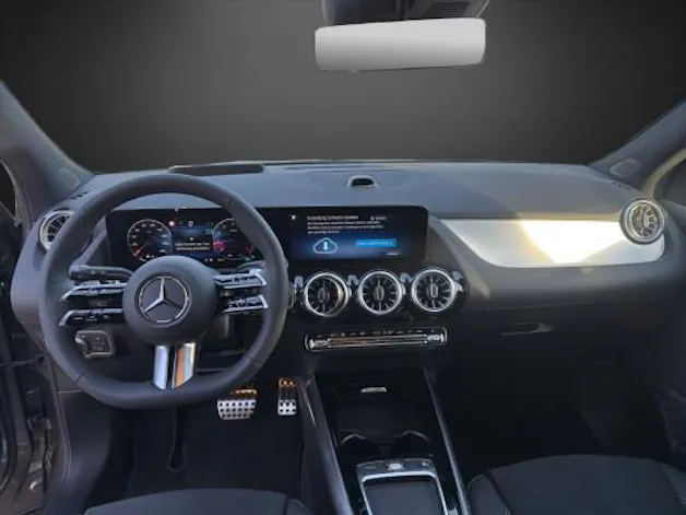 MERCEDES-BENZ GLA 200 Night Star 7G-D
