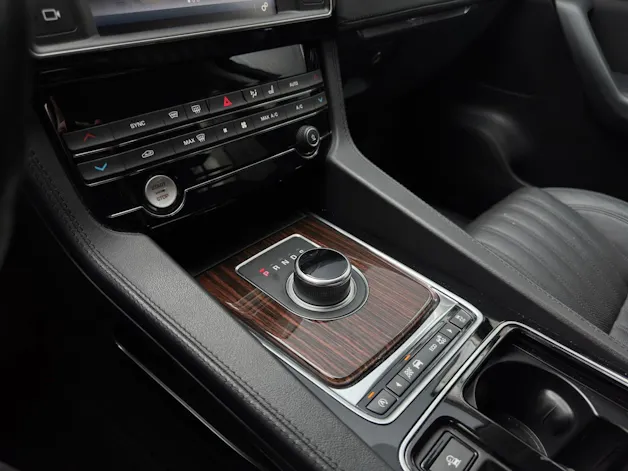 Jaguar F-Pace 2.0d Portfolio AWD Automatik