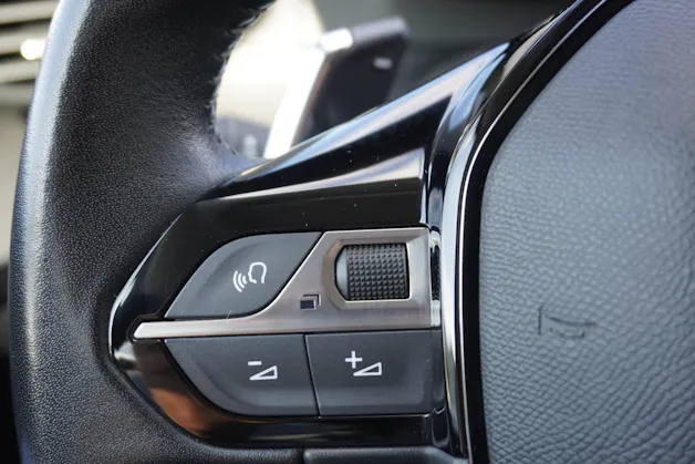PEUGEOT 208 1.2 PureTech Allure Pack EAT8