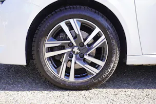 PEUGEOT 208 1.2 PureTech Allure Pack EAT8