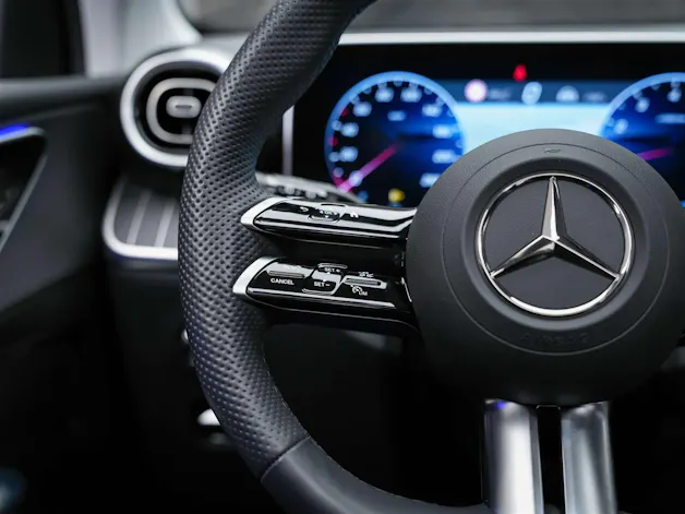 MERCEDES-BENZ GLC 300 4Matic AMG Line 9G-Tronic *Facelift*21" Felgen*Panorama*AHK*360° Kamera*