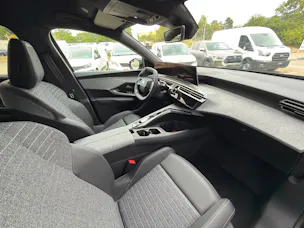 PEUGEOT 5008 210 73kWh Allure Premium AWD
