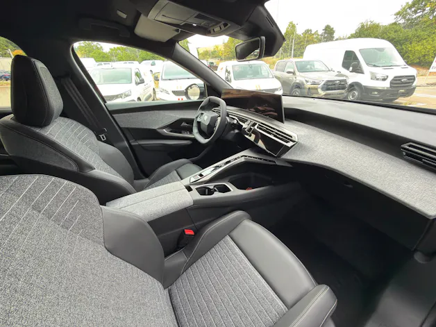 PEUGEOT 5008 210 73kWh Allure Premium AWD