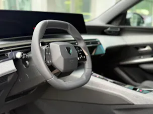 PEUGEOT 5008 210 73kWh Allure Premium AWD