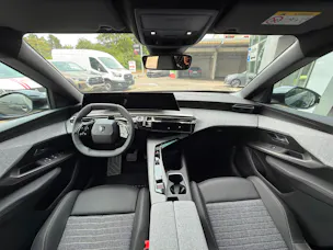 PEUGEOT 5008 210 73kWh Allure Premium AWD