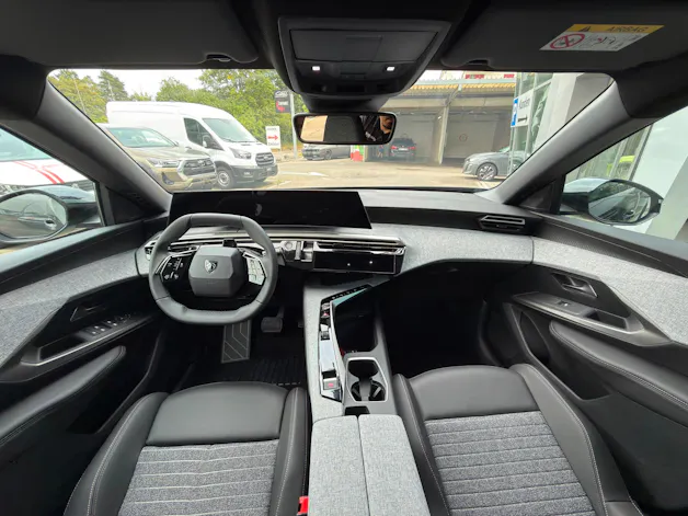 PEUGEOT 5008 210 73kWh Allure Premium AWD