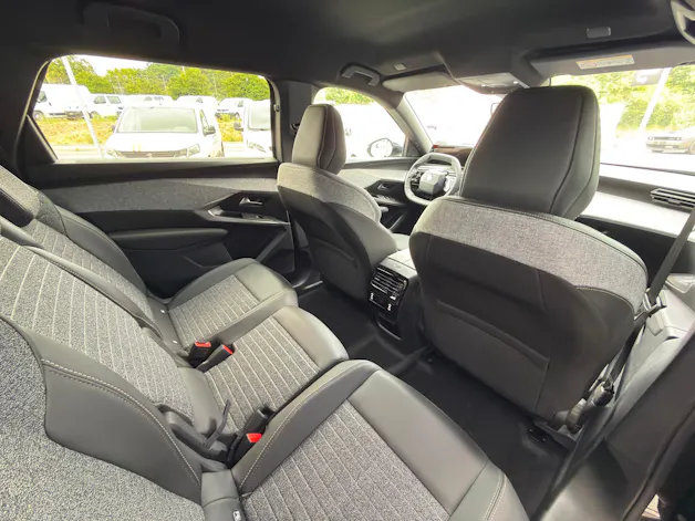 PEUGEOT 5008 210 73kWh Allure Premium AWD