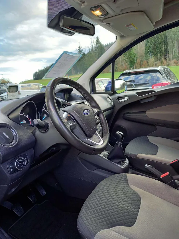 FORD Tourneo Courier 1.0 SCTi Titanium