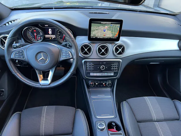 MERCEDES-BENZ CLA 200 Night Star 7G-DCT