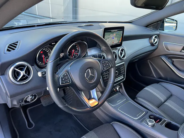 MERCEDES-BENZ CLA 200 Night Star 7G-DCT