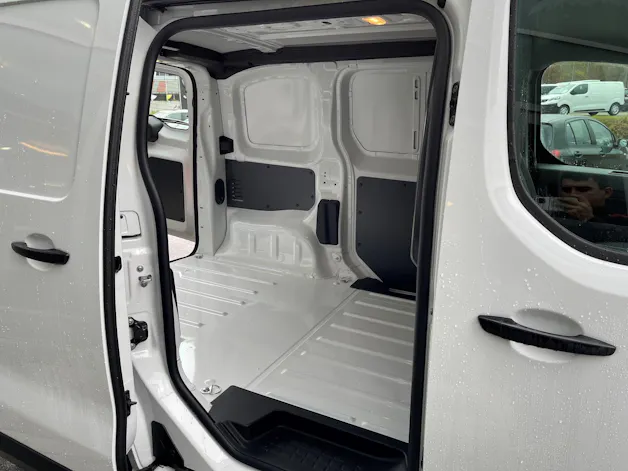 PEUGEOT Expert 50 KWh Pro Compact