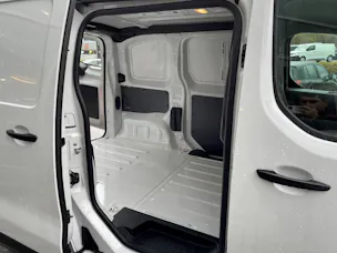 PEUGEOT Expert 50 KWh Pro Compact