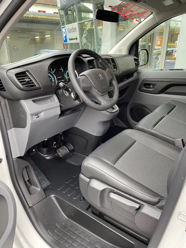 PEUGEOT Expert 50 KWh Pro Compact