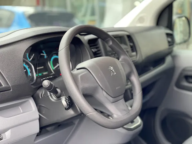 PEUGEOT Expert 50 KWh Pro Compact