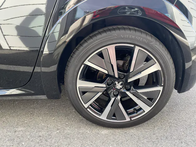 PEUGEOT 208 1.2 PureTech 100 GT Line
