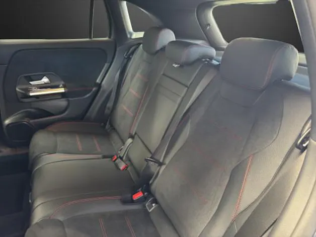 MERCEDES-BENZ GLA 200 Night Star 7G-D