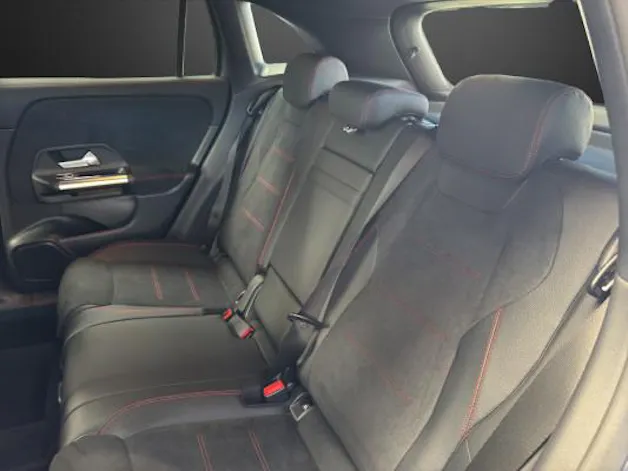 MERCEDES-BENZ GLA 200 Night Star 7G-D
