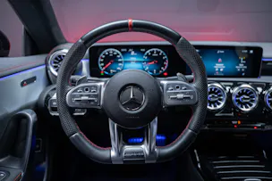 MERCEDES-BENZ CLA 35 AMG 4matic / 360°Kamera / Ambientebeleuchtung