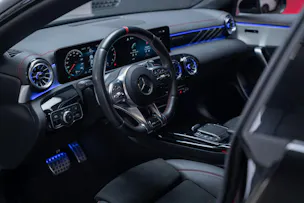 MERCEDES-BENZ CLA 35 AMG 4matic / 360°Kamera / Ambientebeleuchtung
