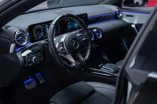 MERCEDES-BENZ CLA 35 AMG 4matic / 360°Kamera / Ambientebeleuchtung