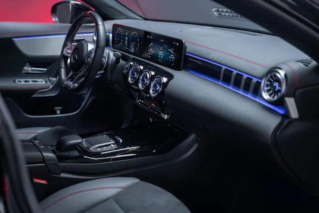 MERCEDES-BENZ CLA 35 AMG 4matic / 360°Kamera / Ambientebeleuchtung