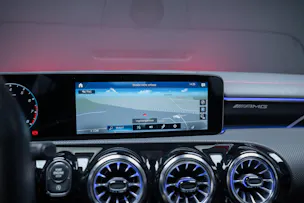 MERCEDES-BENZ CLA 35 AMG 4matic / 360°Kamera / Ambientebeleuchtung