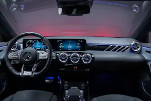 MERCEDES-BENZ CLA 35 AMG 4matic / 360°Kamera / Ambientebeleuchtung