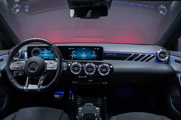 MERCEDES-BENZ CLA 35 AMG 4matic / 360°Kamera / Ambientebeleuchtung