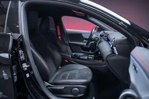MERCEDES-BENZ CLA 35 AMG 4matic / 360°Kamera / Ambientebeleuchtung