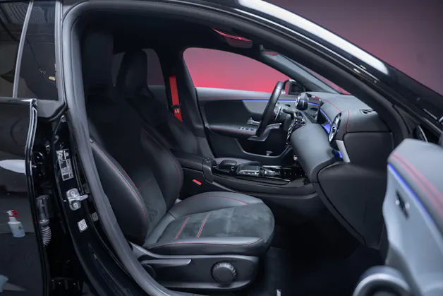 MERCEDES-BENZ CLA 35 AMG 4matic / 360°Kamera / Ambientebeleuchtung