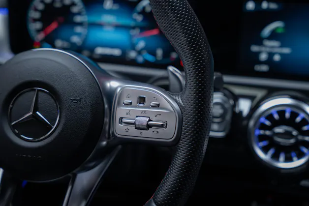 MERCEDES-BENZ CLA 35 AMG 4matic / 360°Kamera / Ambientebeleuchtung