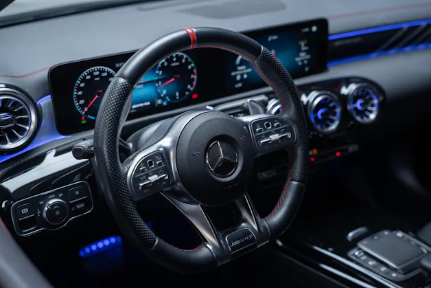 MERCEDES-BENZ CLA 35 AMG 4matic / 360°Kamera / Ambientebeleuchtung