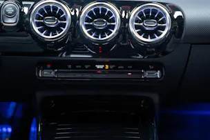 MERCEDES-BENZ CLA 35 AMG 4matic / 360°Kamera / Ambientebeleuchtung