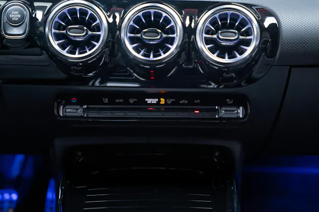 MERCEDES-BENZ CLA 35 AMG 4matic / 360°Kamera / Ambientebeleuchtung