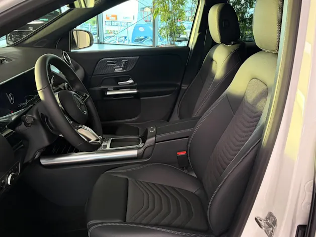 MERCEDES-BENZ GLA 200 Night Star 7G-DCT